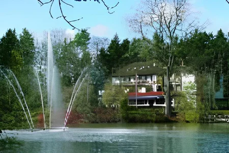 Salinensee mit Springbrunnen, im Hintergrund Salinen Hotel